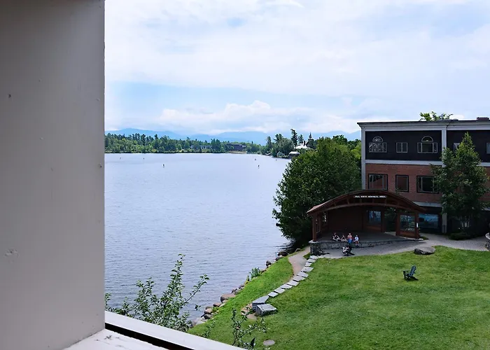 The Haus On Mirror Lake