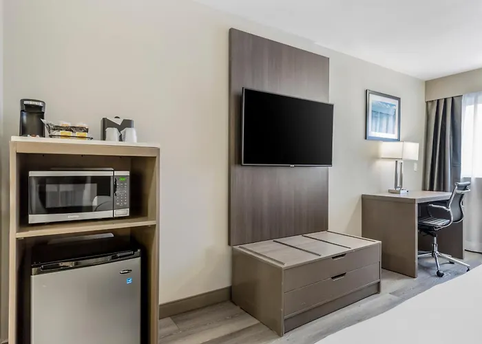 Comfort Inn & Suites Pacific - Auburn