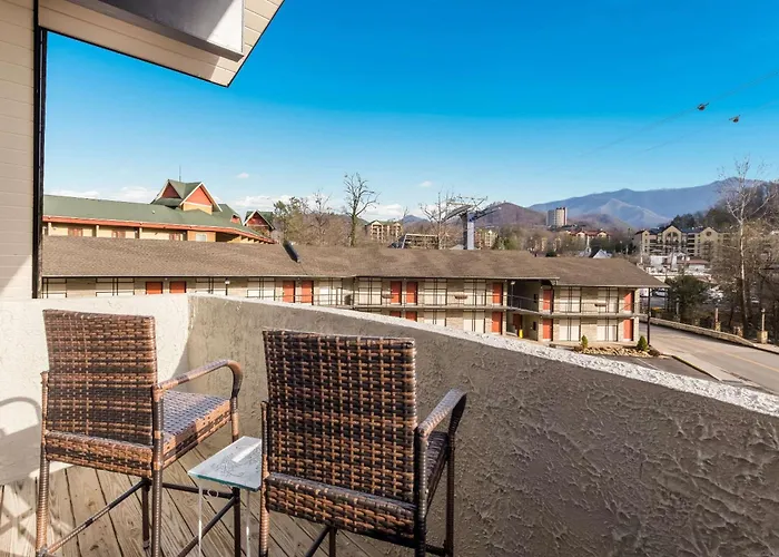 Econo Lodge Inn & Suites On The River