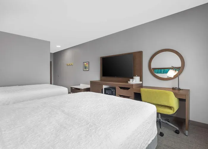 Hampton Inn & Suites Bakersfield Central