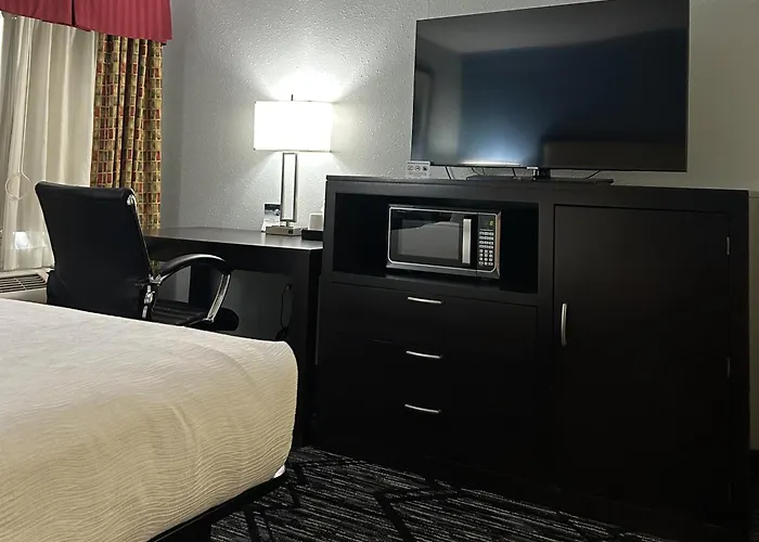 Baymont By Wyndham Litchfield Hotel