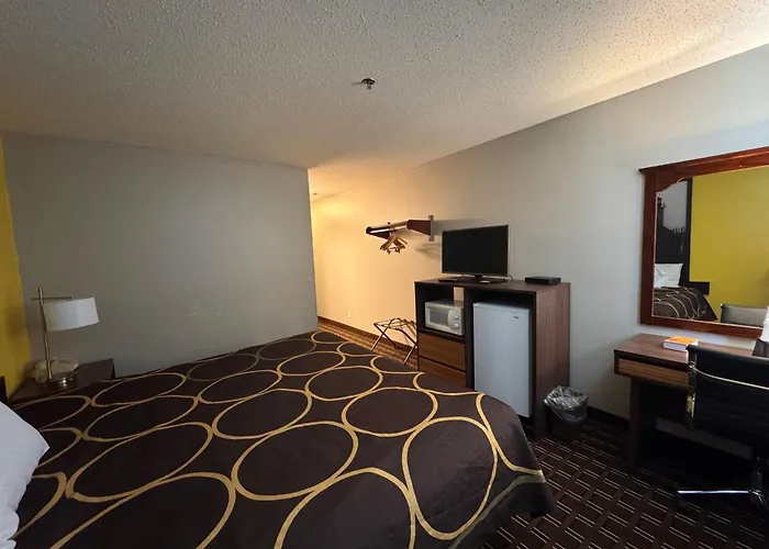 Super 8 By Wyndham Reedsburg
