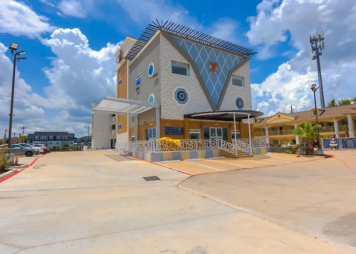 La Vyoma Villas, Westpark Hwy 6