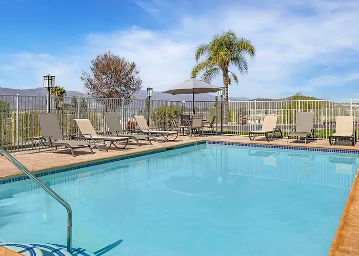 Best Western Plus Lake Elsinore Inn & Suites