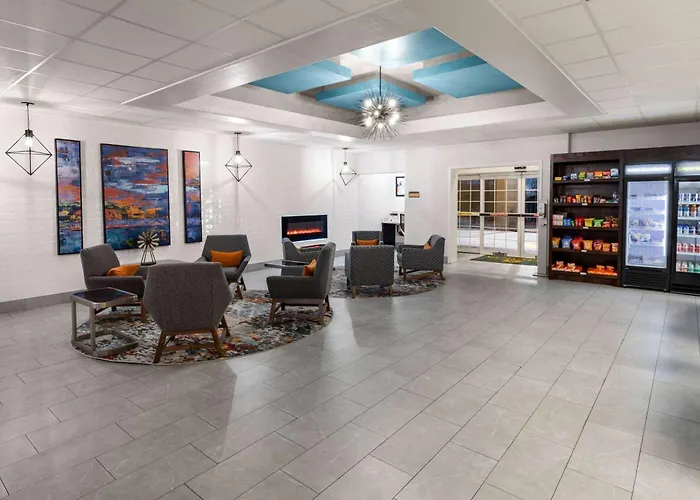 La Quinta By Wyndham Angleton Hotel