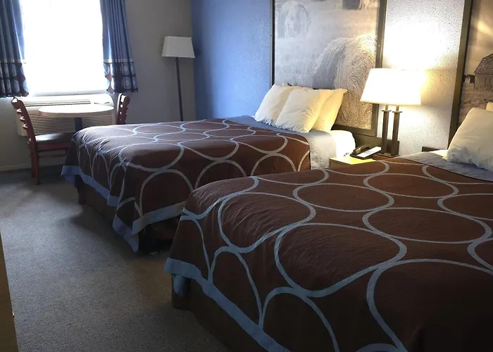 Super 8 By Wyndham Swift Current Hotel