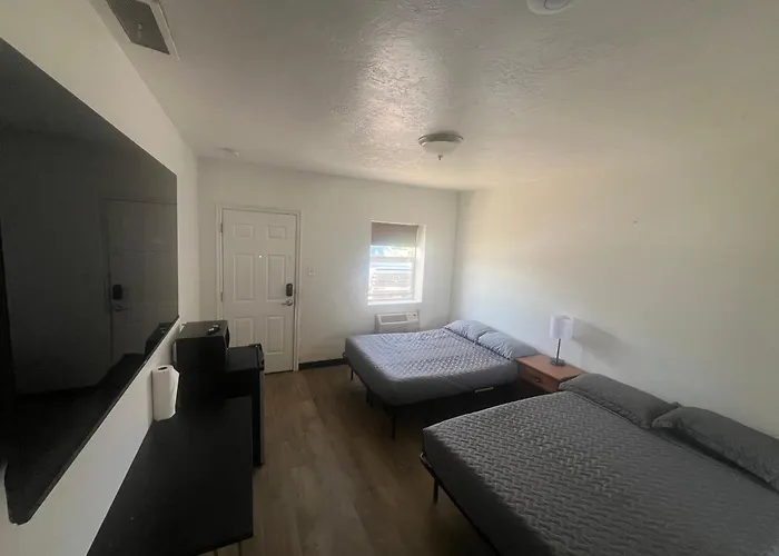 Mac'S Motel