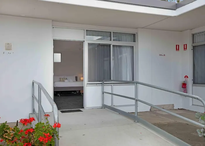 Hive Hotel, Moruya