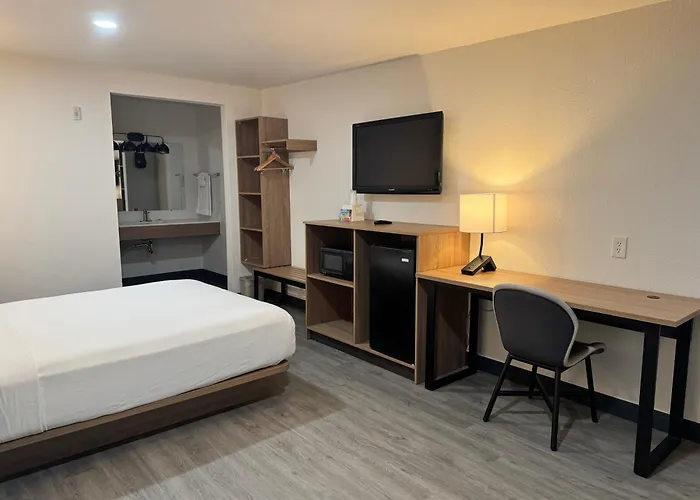 Rodeway Inn & Suites Thousand Palms - Rancho Mirage