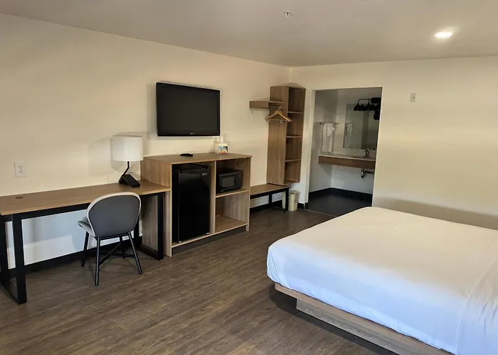 Rodeway Inn & Suites Thousand Palms - Rancho Mirage