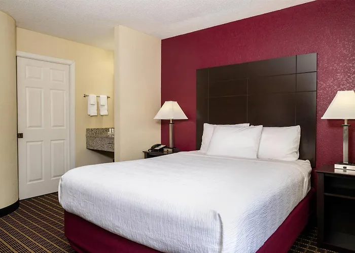 Baymont Inn & Suites By Wyndham Mukwonago