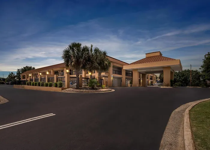 Quality Inn & Suites Near Robins Air Force Base