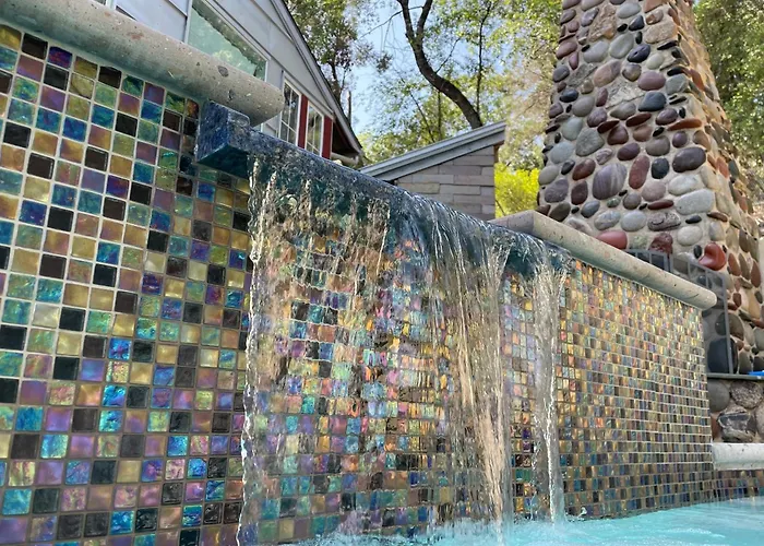 Rivery Retreat, Choose From Luxury Guesthouse Cabin Or Poolside Suite In Lake Hill Country