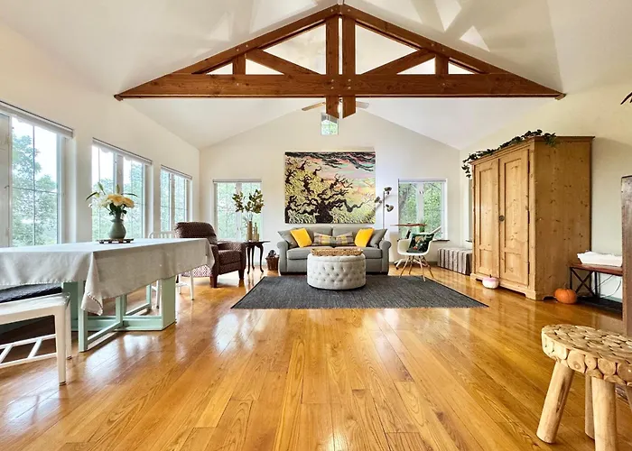 Rivery Retreat, Choose From Luxury Guesthouse Cabin Or Poolside Suite In Lake Hill Country