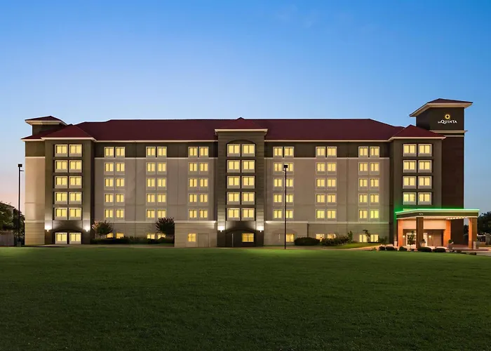 La Quinta By Wyndham Arlington North 6 Flags Dr Hotel