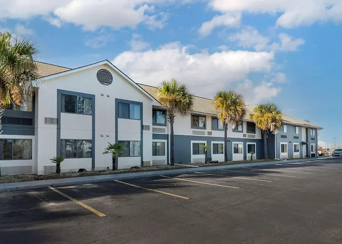 Comfort Inn & Suites - Near Robins Air Force Base Main Gate