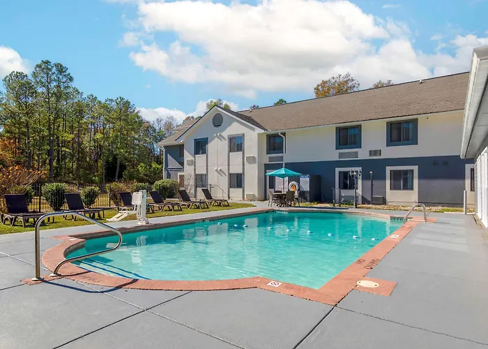 Comfort Inn & Suites - Near Robins Air Force Base Main Gate