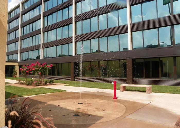 Holiday Inn And Suites Charleston West By Ihg