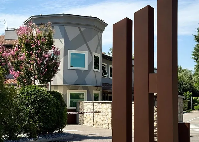 Iris Hotel