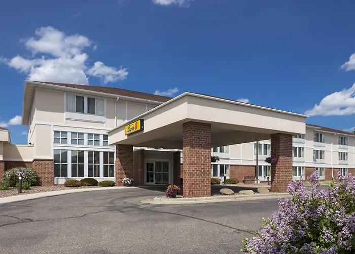 Super 8 By Wyndham Menomonie Wi