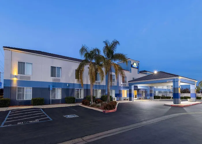 Days Inn By Wyndham Lathrop