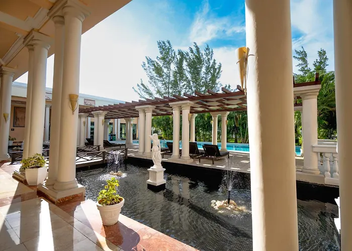 The Signature Level At Grand Palladium Lady Hamilton Resort & Spa