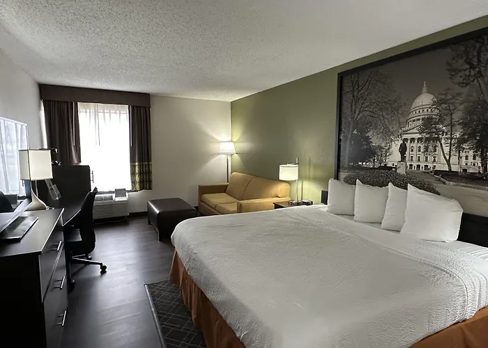 Super 8 By Wyndham Madison South Motel