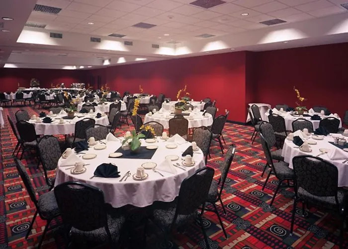 Holiday Inn Hotel Pewaukee-Milwaukee West By Ihg