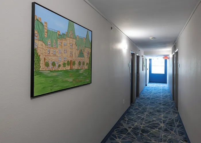 Rodeway Inn & Suites Near Outlet Mall - Asheville