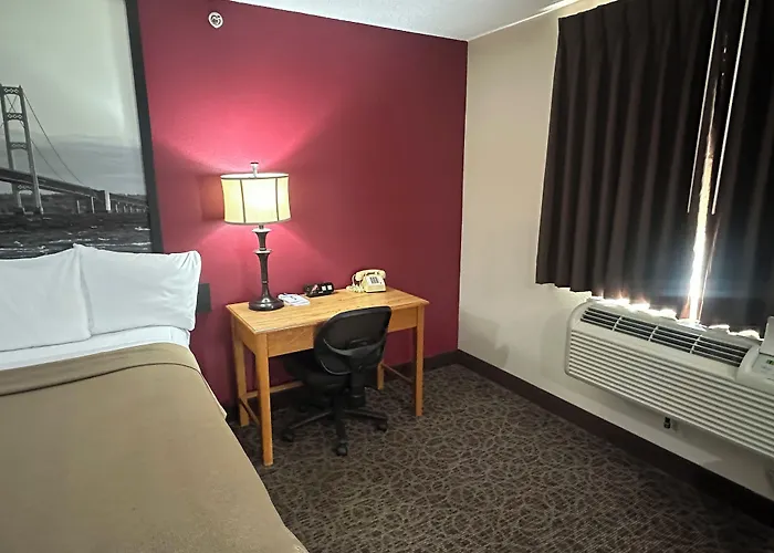 Super 8 By Wyndham West Branch Hotel