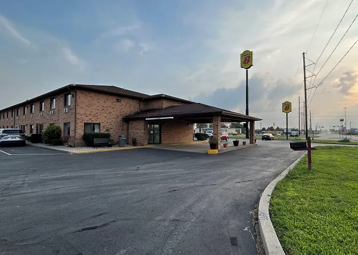 Super 8 By Wyndham Gilman Hotel