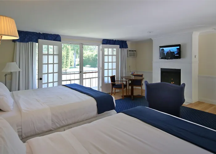 Colonial Inn Harbor Springs