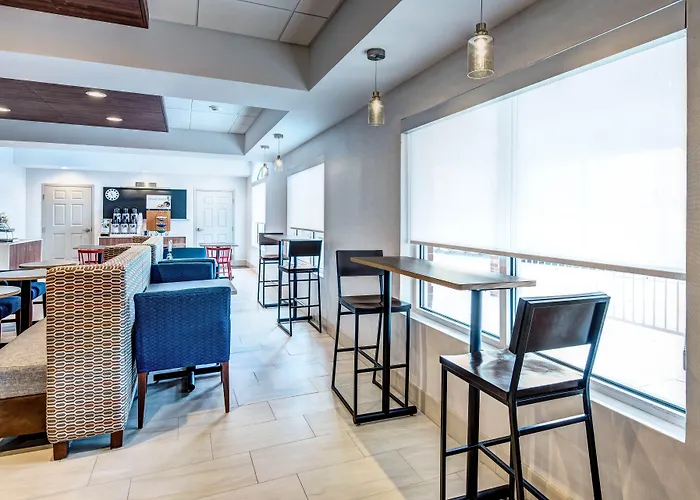 Holiday Inn Express Woodbridge By Ihg Avenel