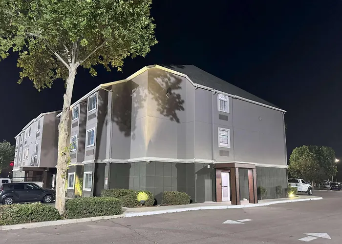 La Quinta By Wyndham Tulare Hotel