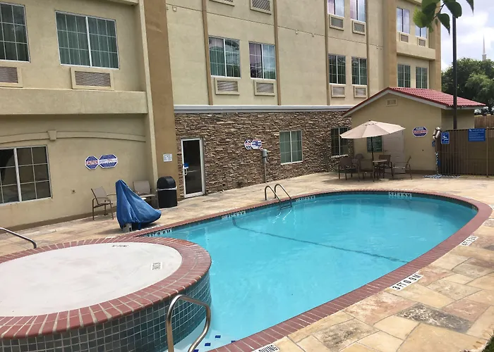 Comfort Inn & Suites Near Six Flags & Medical Center