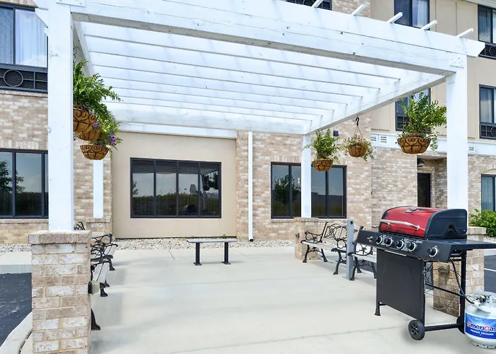 Holiday Inn Express & Suites Greenfield By Ihg