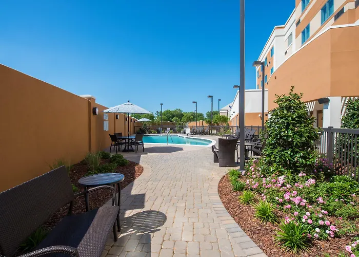 Courtyard By Marriott Columbus Hotel