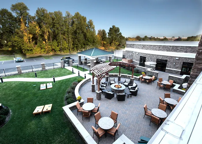 Albany Hotels With Jacuzzi in Room
