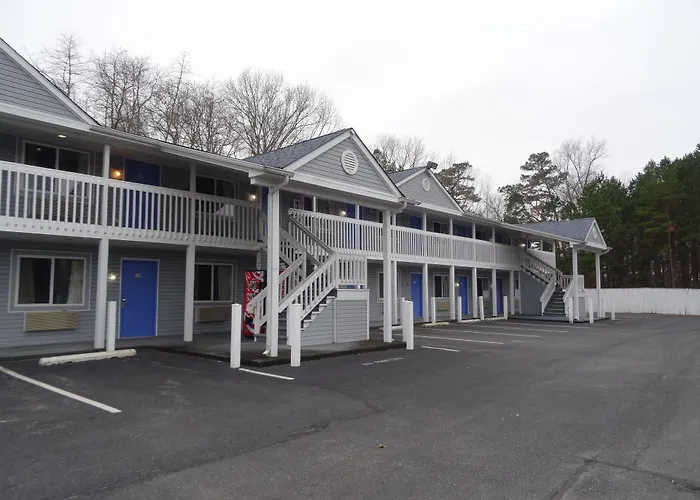 Village Inn & Suites - Smithville