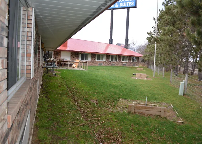 Bloomer Inn & Suites