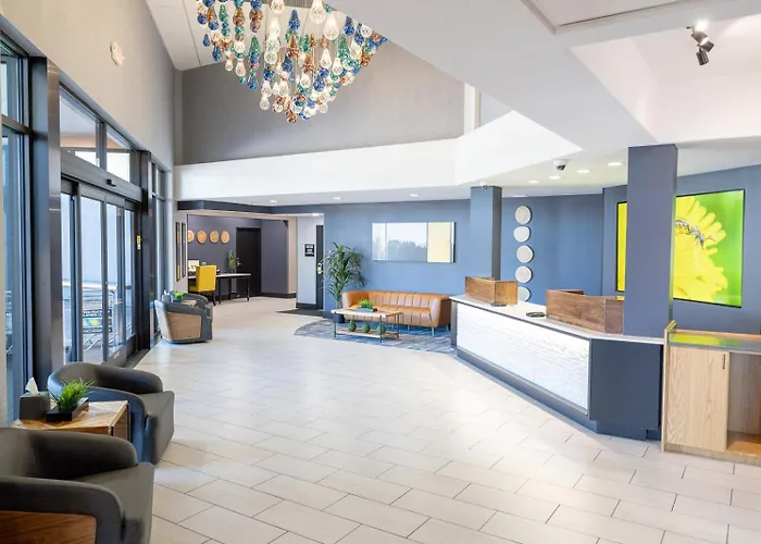 Creekside Hotel & Suites