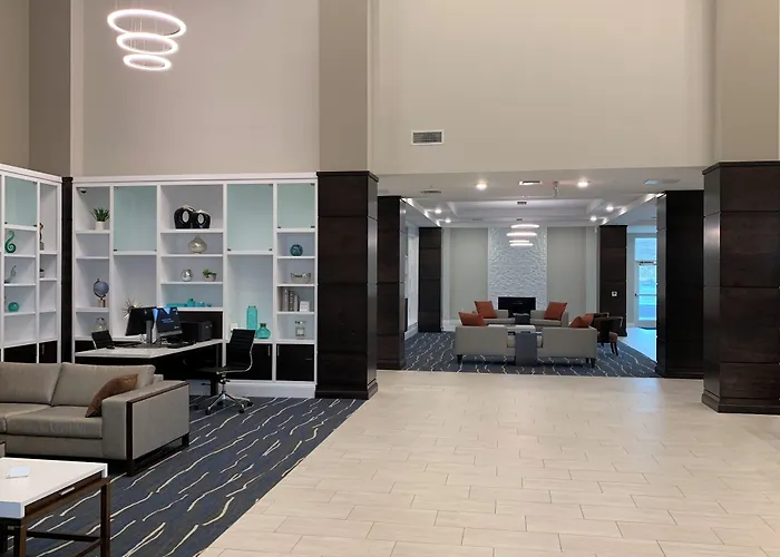 Holiday Inn & Suites - By Ihg