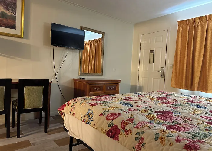Country Club Inn & Suites