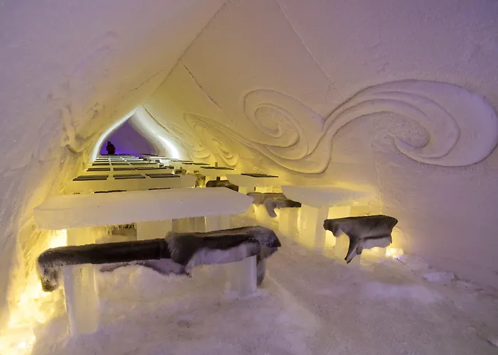 Arctic Snowhotel & Glass Igloos Sinettä