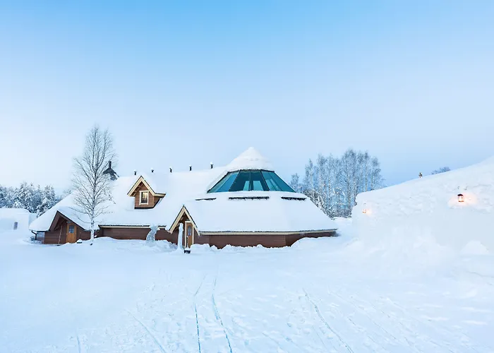 Arctic Snowhotel & Glass Igloos Sinettä