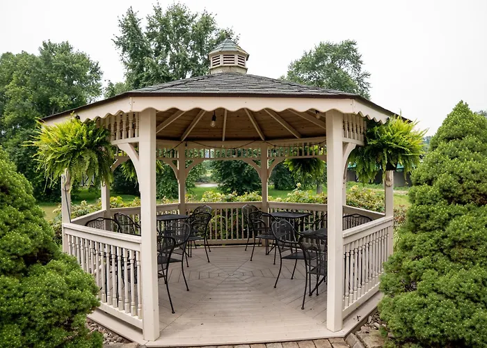 Coshocton Village Inn & Suites