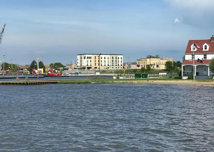 Cobblestone Hotel & Suites - Two Rivers