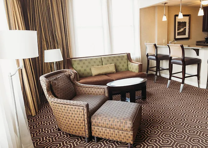 Dubuque Hotels With Jacuzzi in Room