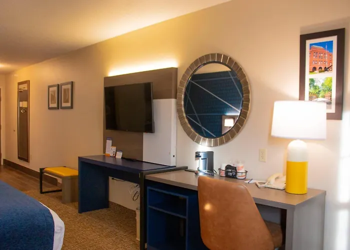 Comfort Inn & Suites Geneva- West Chicago