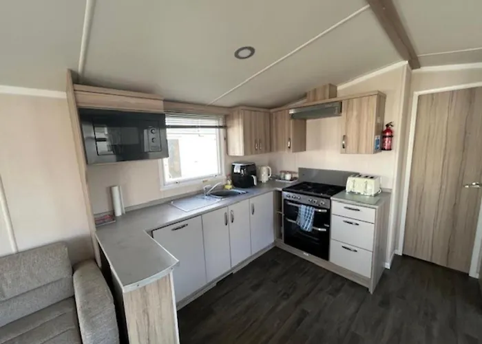 Modern 3-Bedroom Caravan Near Beach At Ty Mawr Holiday Park